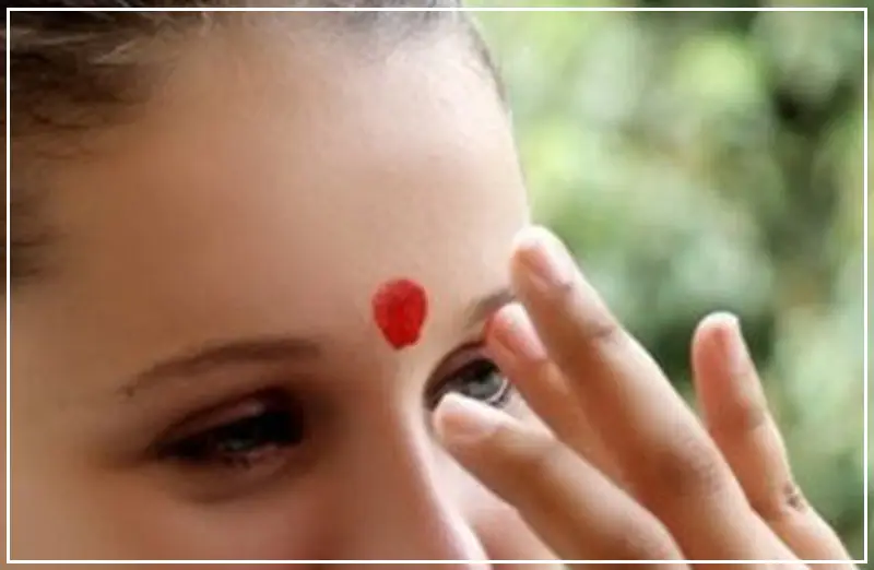 क्या आप जानते है की हिन्दू धर्म में माथे पर तिलक क्यों लगाया जाता है