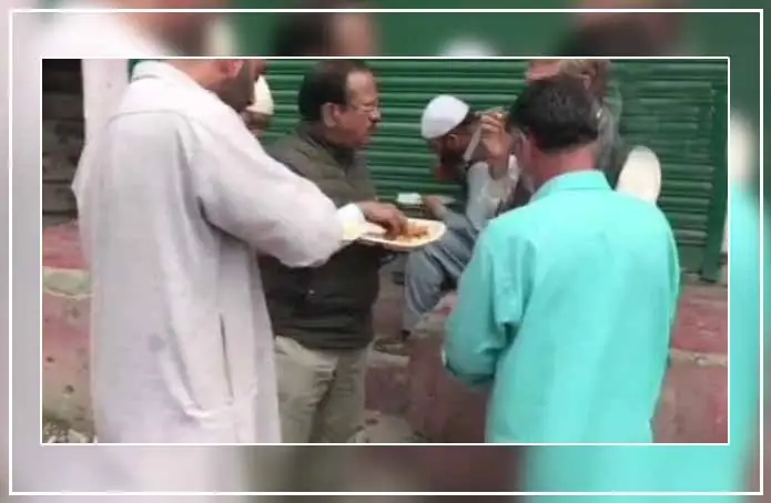 धारा 370 हटाने के बाद NSA अजीत डोभाल पहुंचे शोपियां, स्थानीय लोगों के साथ खाया खाना