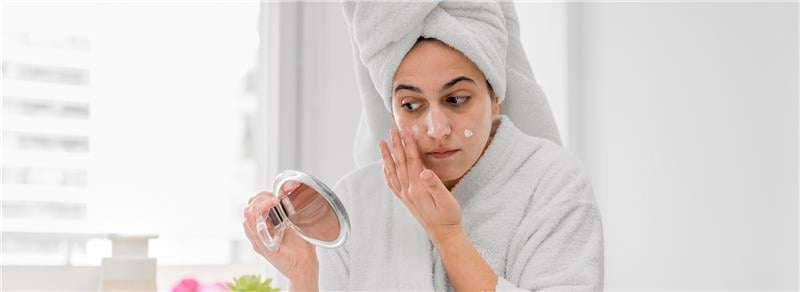 बरसात और स्किन: जानें कैसे रखें चेहरा साफ और चमकदार